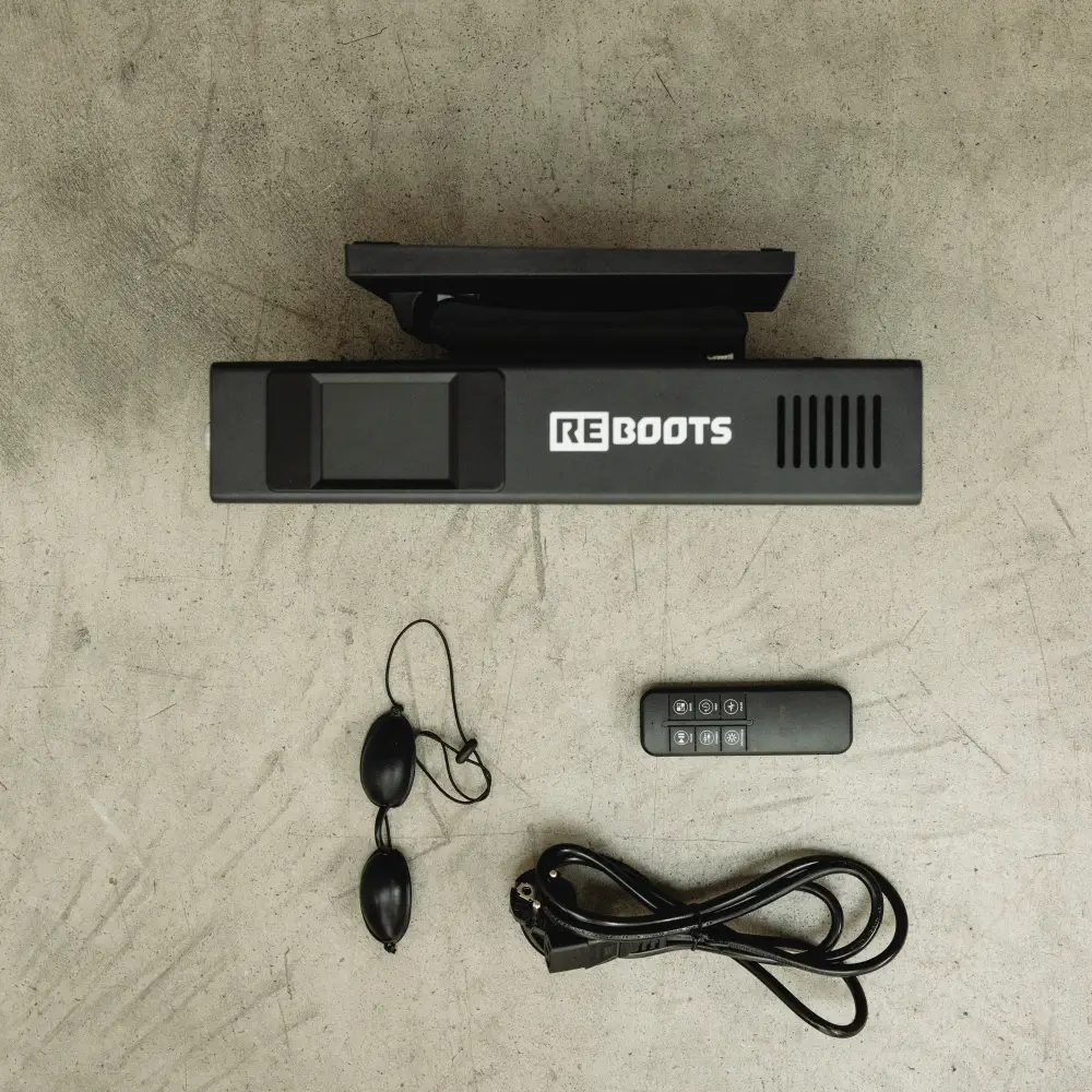 Reboots Relight Mini Panel von der Unterseite mit Standfuß, inklusive Zubehör wie Fernbedienung, Kabel und Schutzbrille auf Beton.