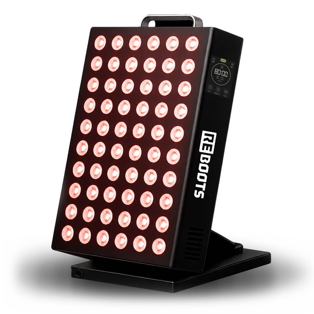 Studioaufnahme des Reboots Relight Mini Rotlicht-Panels im eingeschalteten Zustand mit rot leuchtenden LEDs auf integriertem Standfuß.