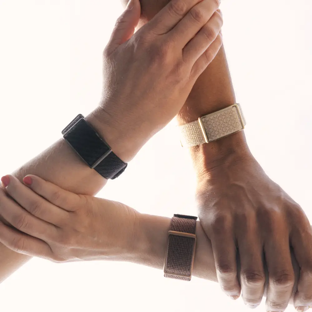 Polar Loop Fitnessarmband ohne Display am Handgelenk in Night Black, Greige Sand, Brown Copper