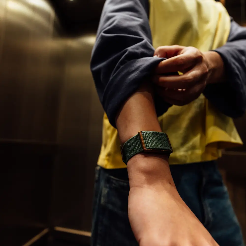 Junge Frau trägt Polar Loop SoftWeave Wechselarmband – Forest Green - in der Freizeit