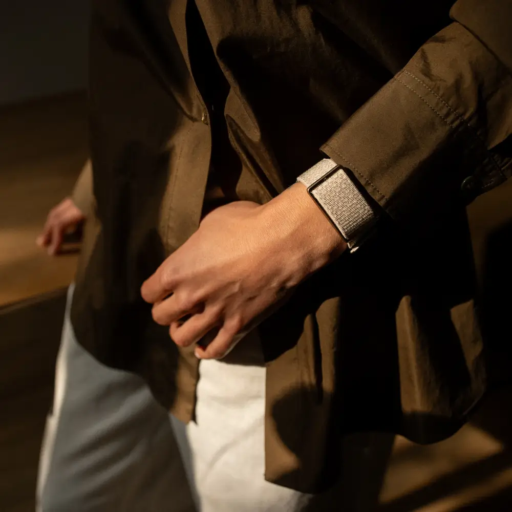 Elegante Frau trägt Polar Loop beim Business Meeting