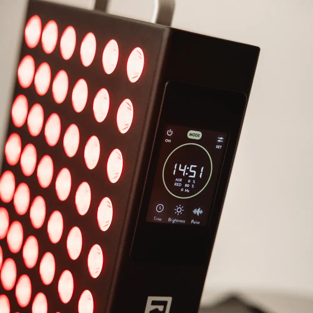 Detailaufnahme des seitlichen Touch-Bedienfelds am Reboots Relight Mini mit digitaler Zeitanzeige und den Einstellungen für NIR und RED.