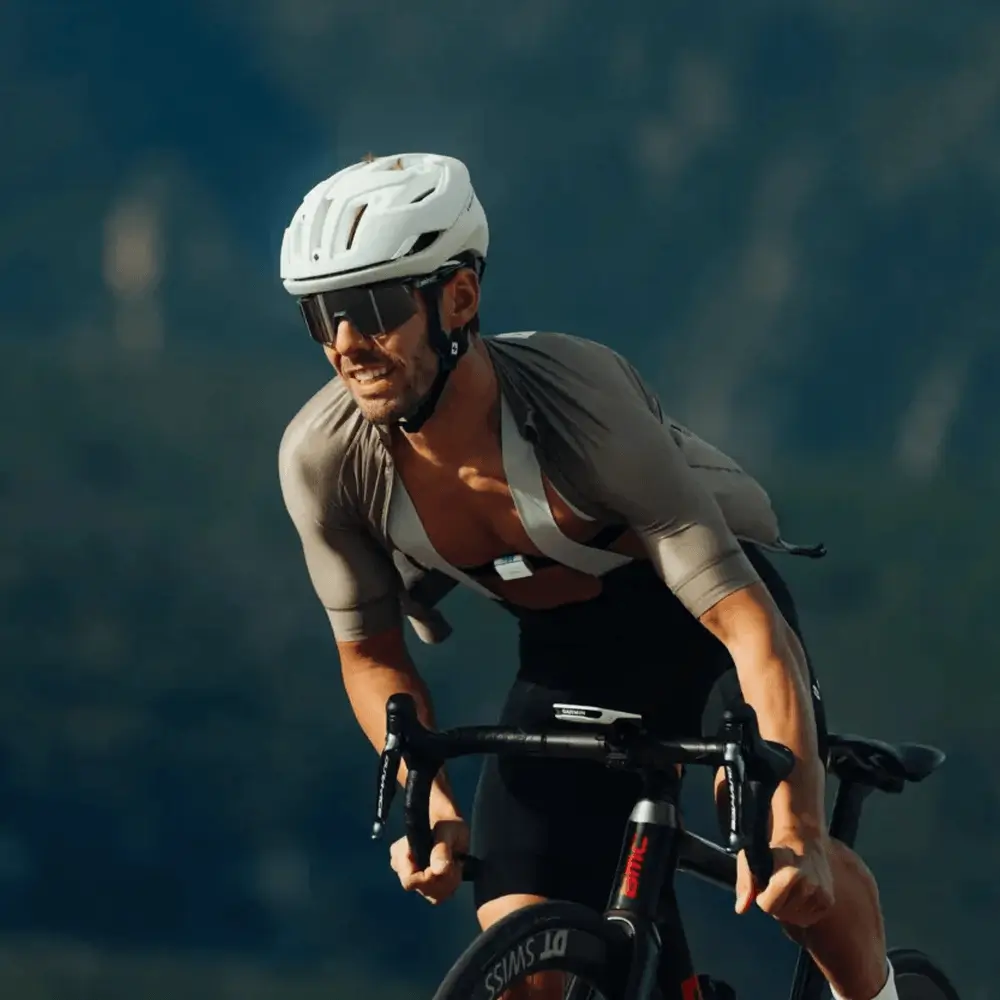 Rennradfahrer unter hoher Belastung mit hDrop Gen 2 Sensor am Brustgurt zur Echtzeit-Hydrationsanalyse