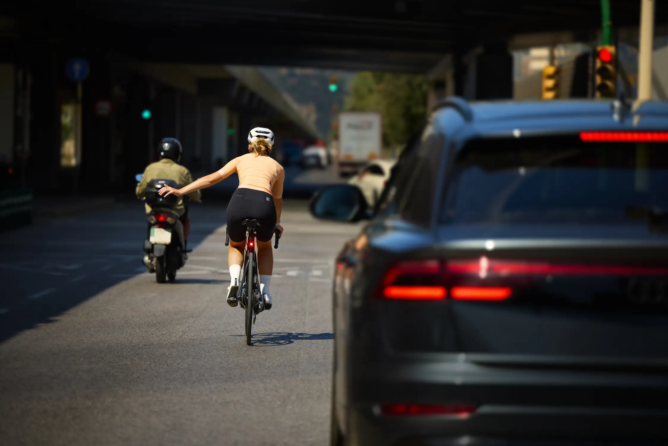 Radfahrer im Strassenverkehr mit Garmin Varia RearVue 820 Fahrradradar mit Rücklicht
