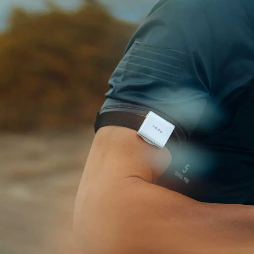 Ausdauersportler mit hDrop Gen 2 Hydration-Sensor am Oberarm zur Analyse von Schweißverlust und Elektrolyten
