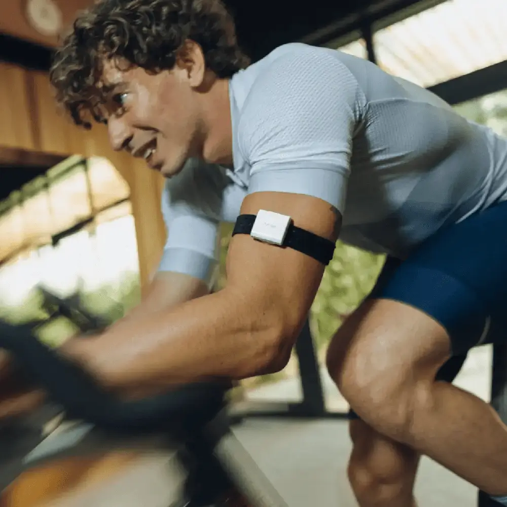Indoor Radfahrer unter hoher Belastung mit hDrop Gen 2 Sensor am Oberarm zur Echtzeit-Hydrationsanalyse